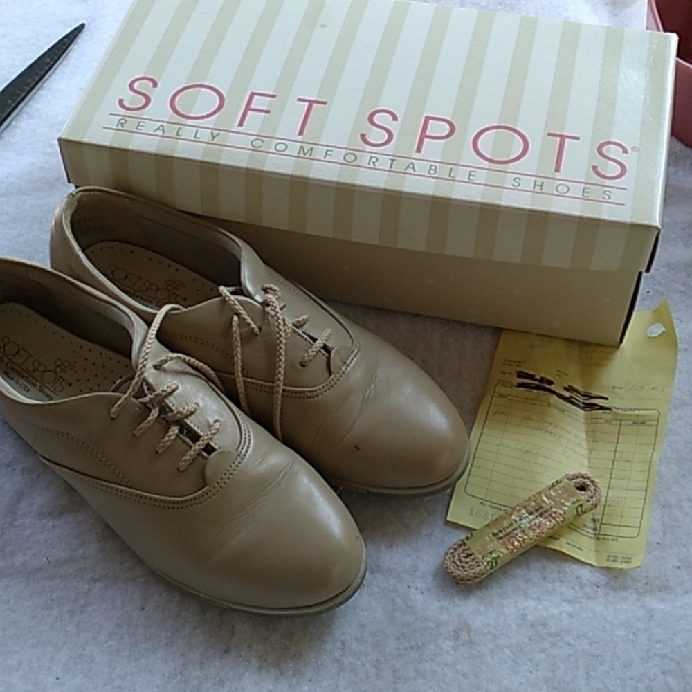 Vintage 1990s Y2K grandma 👵 granny chic comfort shoes Soft Spots 8 beige Alexis
